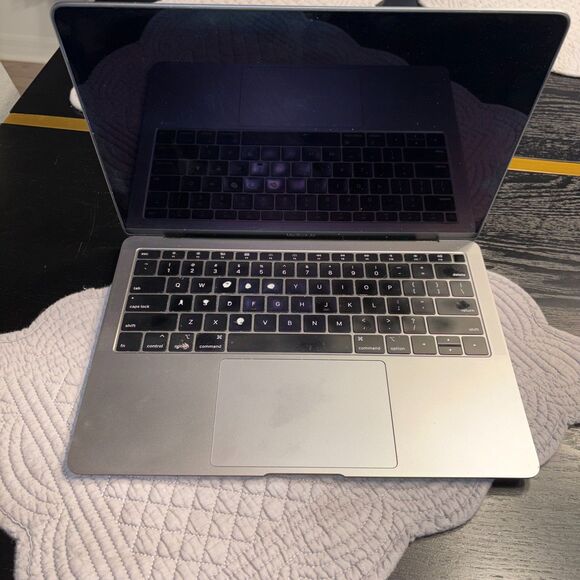 MacBook Air 13 Inch - Picture 4 of 11